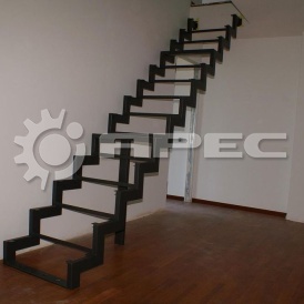 Лестница на металлокаркасе 