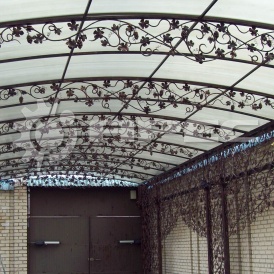 Кованые навесы  во дворе частного дома - 3